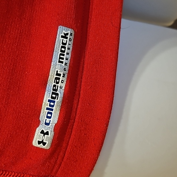 Under Armour Long Sleeve Athletic Top. Size M - Picture 3 of 8